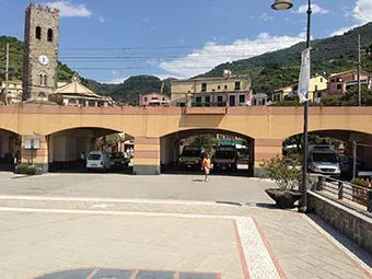 cliquez ici pour agrandir Près du pont ferroviaire de Monterosso (deux ans après le déluge), Italia