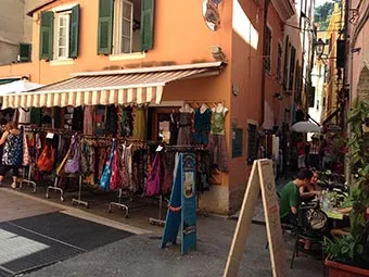 cliquez ici pour agrandir La route à Monterosso (deux ans après le déluge), Italia