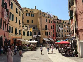 cliquez ici pour agrandir La rue principale de Vernazza (deux ans après le déluge), Italia