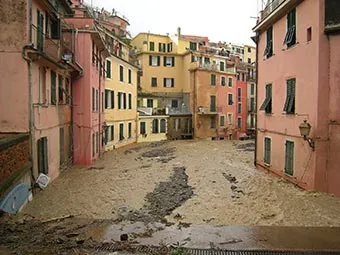 cliquez ici pour agrandir Vue de la station de Vernazza (l’inondation, 2011), Italia