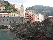 cliquez ici pour agrandir La place principale et la plage de Vernazza (l’inondation, 2011), Italia