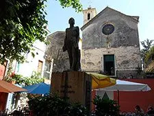 Corniglia - Oratory of the Flagellants of St Catherine and the monument